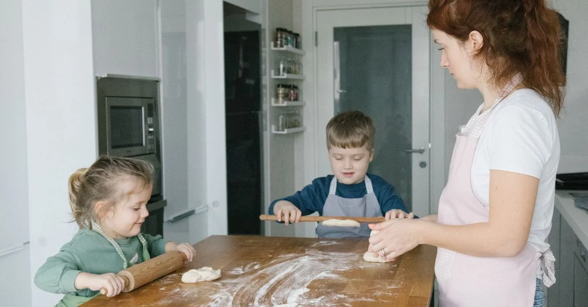 Mère et enfants cuisinant ensemble dans une cuisine confortable d'Istanbul, profitant de moments de qualité en famille.
